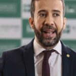 André Janones, investigado por rachadinha, aparece em perfil do Tinder; veja fotos