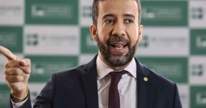 André Janones, investigado por rachadinha, aparece em perfil do Tinder; veja fotos