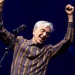 Caetano Veloso consegue penhorar receita da venda de livros de Olavo de Carvalho, diz colunista