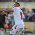 Vitória bate Barcelona por 2 a 0 em jogo com pênalti anulado e reclamações do VAR