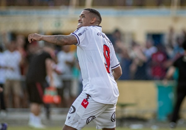 Vitória bate Barcelona por 2 a 0 em jogo com pênalti anulado e reclamações do VAR