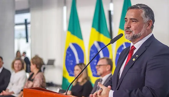 Deputado quer convocar ministro para explicar gastos de quase R$ 7 milhões com pesquisas de popularidade de Lula