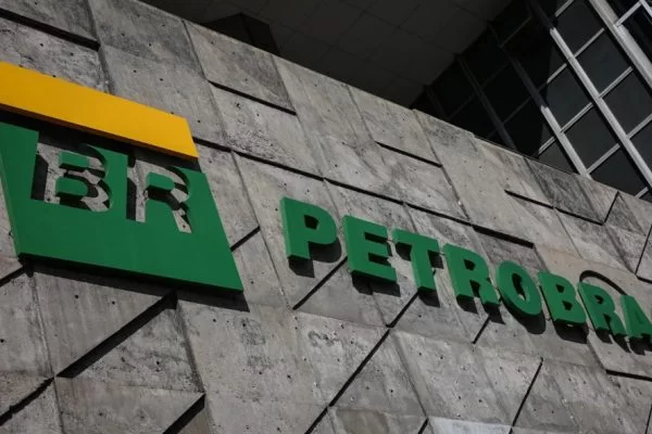 Governo tenta conter crise na Petrobras, mas incertezas persistem