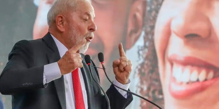 Lula faz afirmação polêmica ao dizer que mulher pode comprar batom e calcinha “com salário”