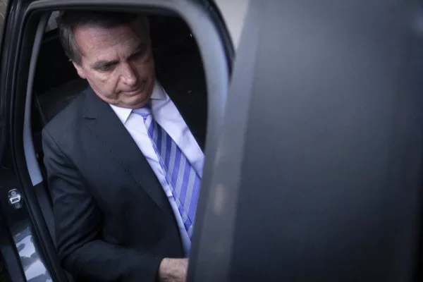 Advogados veem numa linha de defesa a tábua de salvação de Bolsonaro