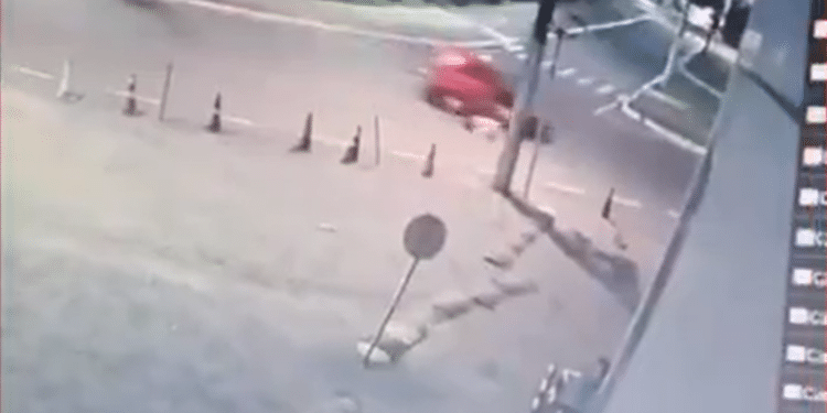 Homem joga ex-mulher e filho recém-nascido de carro em movimento na BA; VEJA VÍDEO