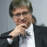 Moraes dá 15 dias para PGR decidir se indicia Bolsonaro