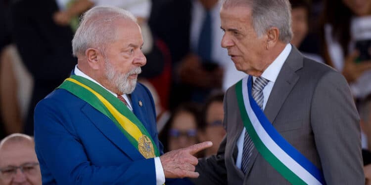 Governo Lula tenta acelerar PEC contra militares na política