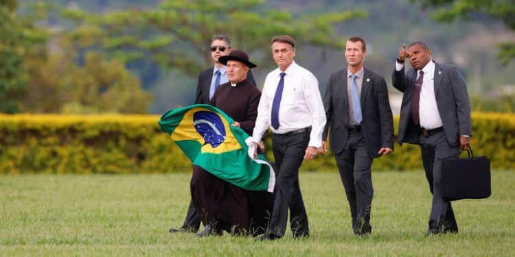 Bolsonaro rebate Lula sobre móveis do Alvorada e fala em ‘falsa comunicação de furto’