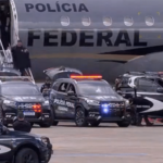 Presos do Caso Marielle desembarcam no aeroporto para irem para presídio; VEJA VÍDEO