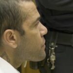 Daniel Alves paga fiança de 1 milhão de euros, e juízes esperam passaportes para libertar jogador