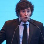 Milei anuncia demissão de 70 mil servidores e defende estilo ‘motosserra’