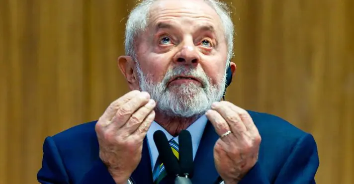 Lula não governa, brinca de Lego