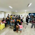 Encenação teatral com Zé Gotinha e Mosquitos na UPA Estadual de Feira de Santana alerta contra a Dengue