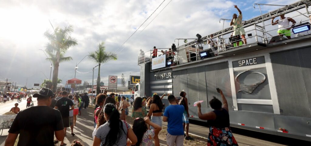 Terceiro dia da Micareta de Feira terá Durval Lelys, Timbalada, Kart Love e Parangolé