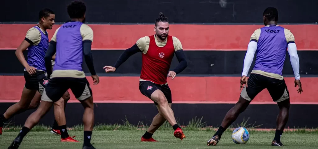 Ainda sem vencer no Brasileirão, Vitória visita o Cruzeiro neste domingo