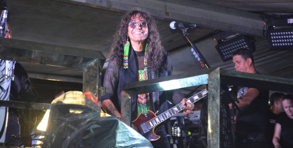 Feirense Luiz Caldas relembra clássicos do axé na Micareta