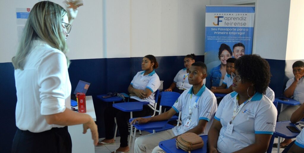 Programa Jovem Aprendiz Feirense já alcançou 100 estudantes; vagas continuam abertas