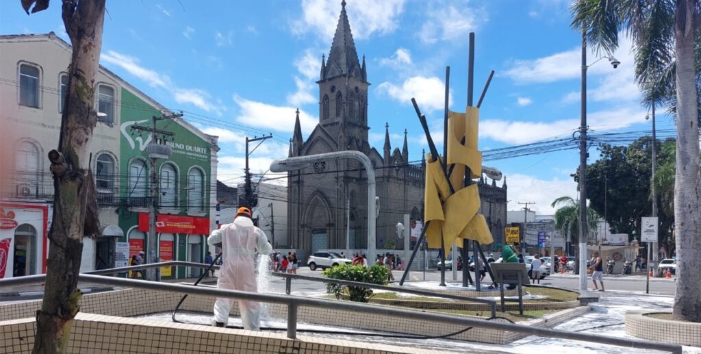 Avenidas e ruas no centro da cidade passam por limpeza geral