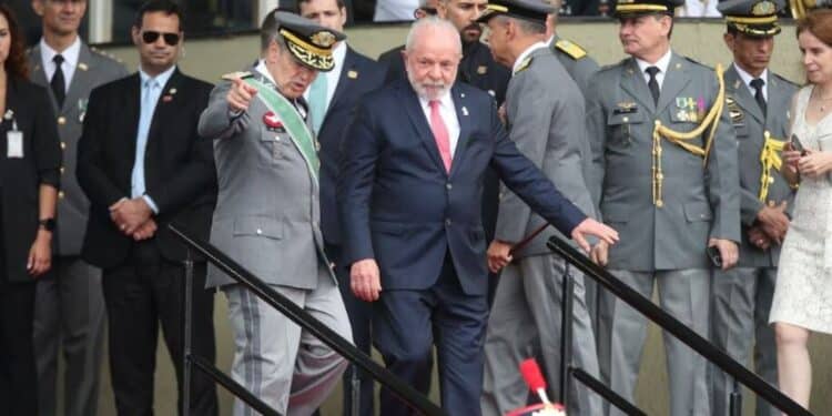 Lula é vaiado em cerimônia do Dia do Exército de Brasília