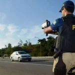 Lerdo na pista: existe multa por andar com carro devagar demais?