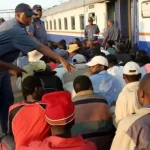 Reino Unido aprova lei para deportar migrantes para a Ruanda