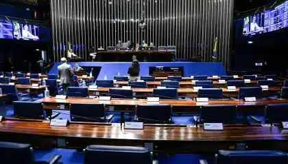 Encurralado e sem votos, líder do governo adia votação do DPVAT