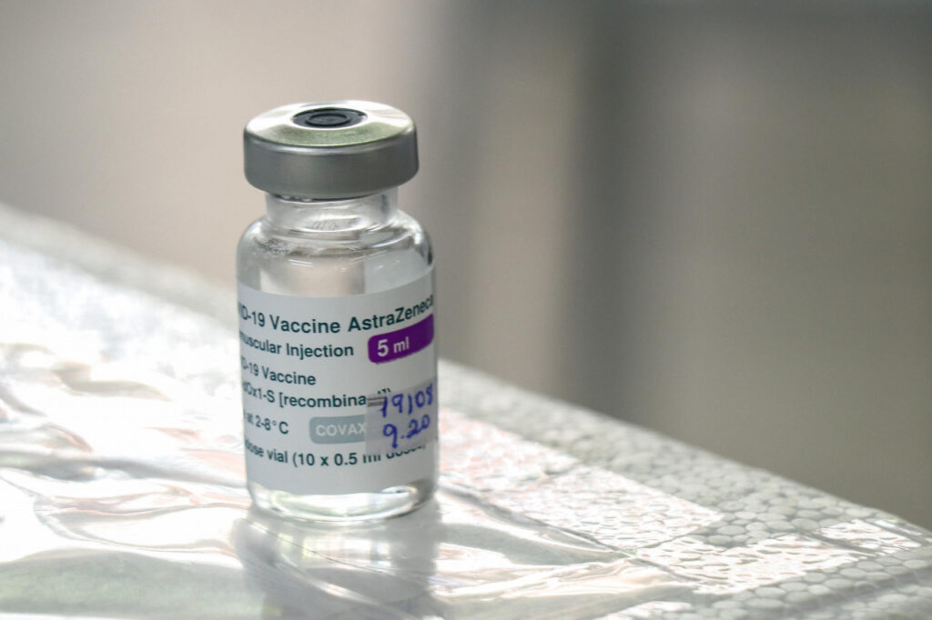 AstraZeneca admite pela 1ª vez ‘efeitos colaterais raros’ da vacina contra covid