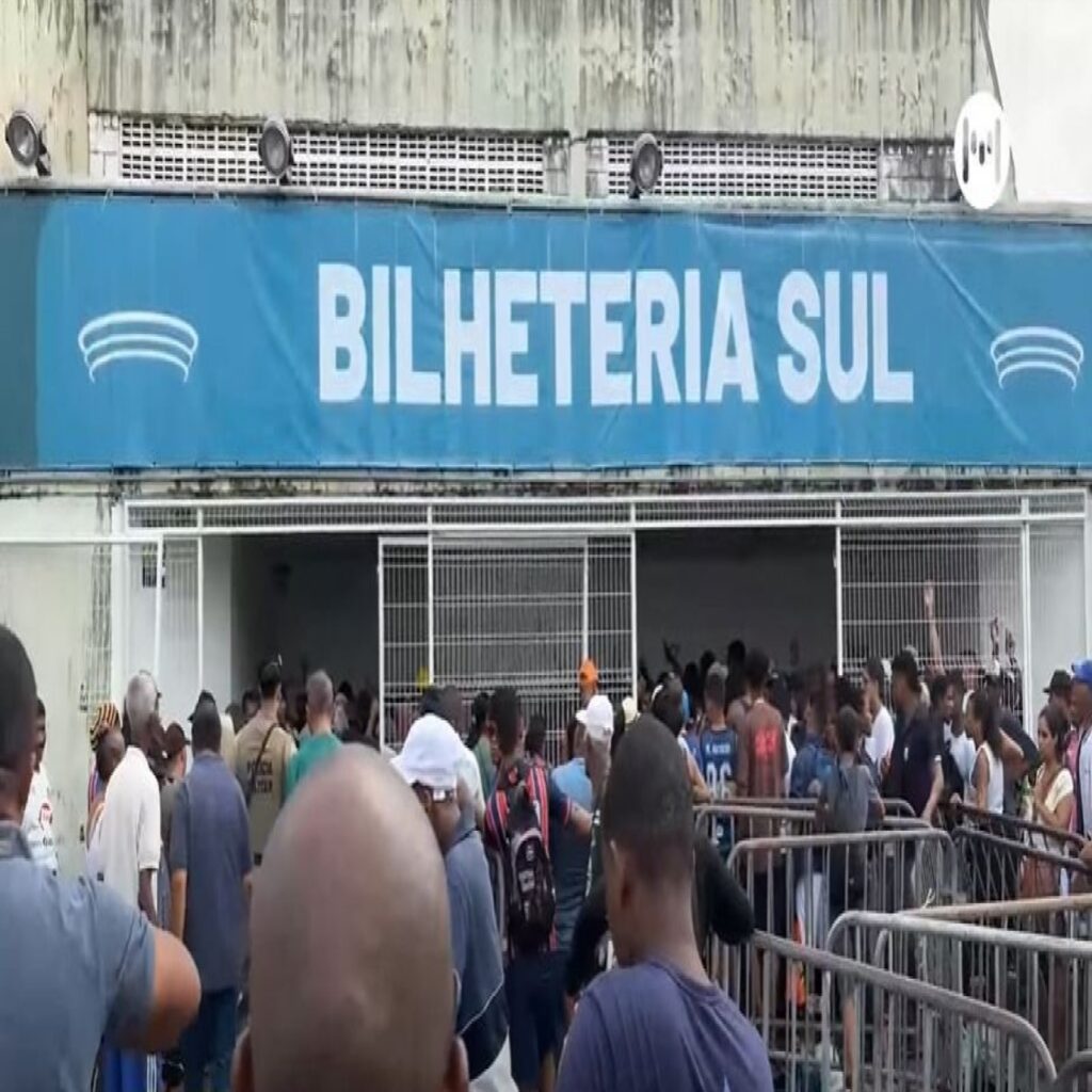 Confusão na fila de ingressos para o Ba-Vi; rolou muita confusão e aglomeração