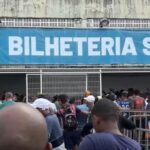Confusão na fila de ingressos para o Ba-Vi; rolou muita confusão e aglomeração