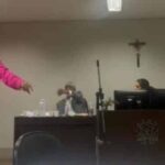 Promotor desrespeita advogada no tribunal: “Faz striptease”; VEJA VÍDEO