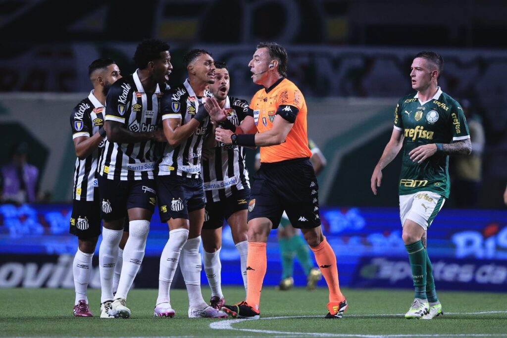 Palmeiras bate ferrolho do Santos com brilho de Endrick e é tri histórico