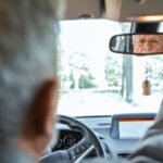 Idoso ao volante: como reconhecer quando é a hora de parar de dirigir