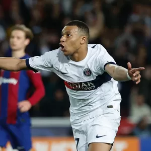 PSG castiga após expulsão, bate Barça com 2 de Mbappé e avança na Champions