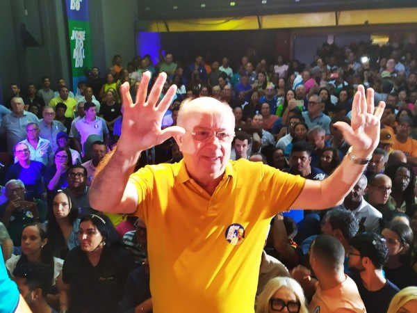 Com amigos e aliados, José Ronaldo oficializa pré-candidatura a prefeito de Feira com