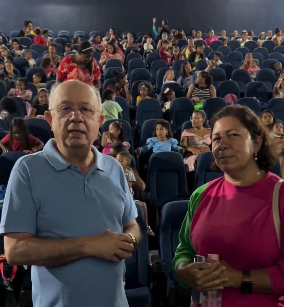José Ronaldo participa de sessão de cinema em homenagem ao Dia das Mães com estudantes do distrito de Matinha