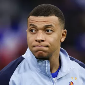 Mbappé anuncia saída do PSG ao final da temporada: ‘Muitas emoções’