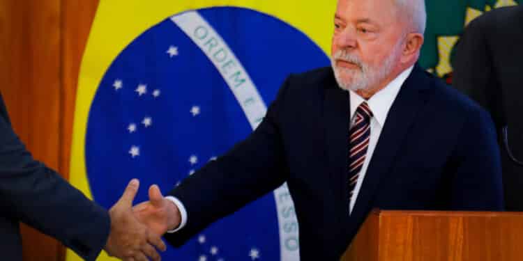 Lula volta a inchar estatais, e número de empregados já é maior que 2022