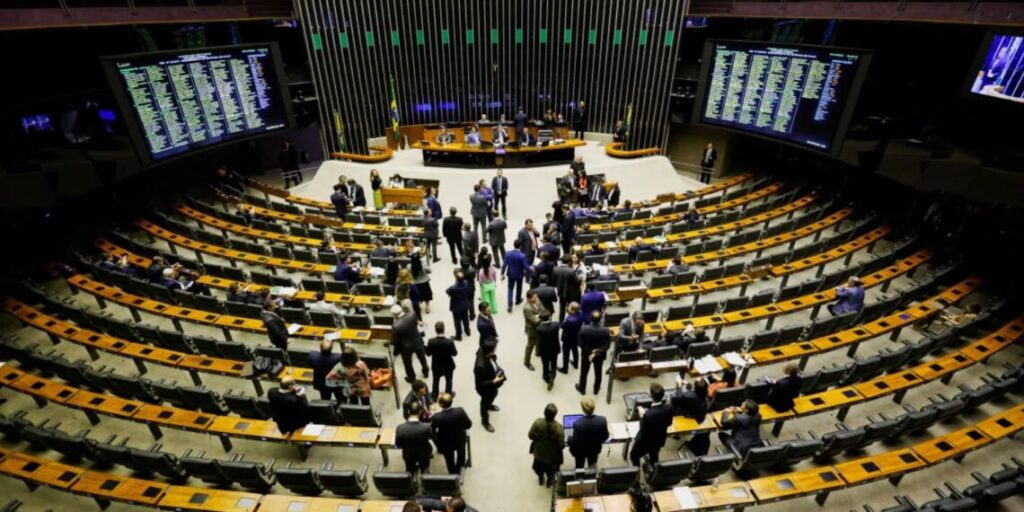 Apenas dois deputados votaram contra a suspensão da dívida do RS; saiba quem são