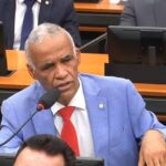 Deputado federal baiano veste-se de mulher para celebrar o Dia das Mães