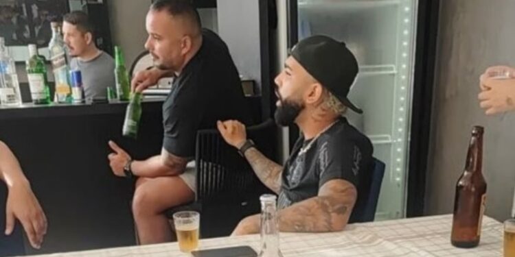 Saiba quem foi o autor da foto vazada de Gabigol com camisa do Corinthians