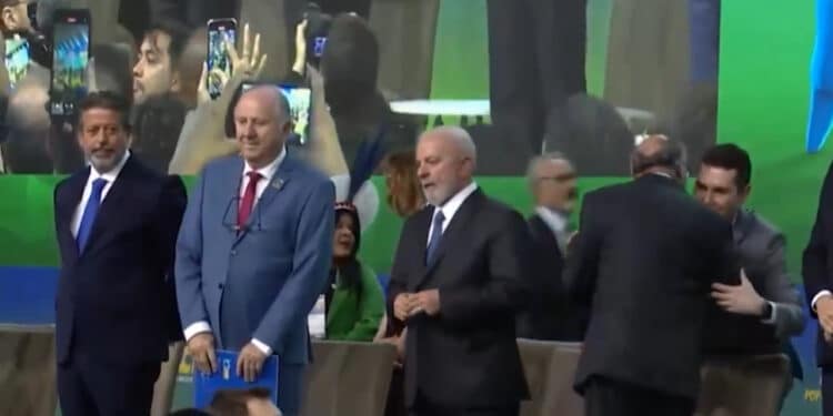 VÍDEO: Lula é vaiado em evento com prefeitos e apoiadores tentam abafar ; assista