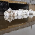 Prefeitura usa sacos para fechar comportas danificadas em Porto Alegre