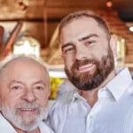 Filho de Lula culpa Eduardo Leite por enchentes, mas apaga post