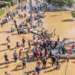 Sobe para 100 o número de mortos após enchentes que atingem o RS