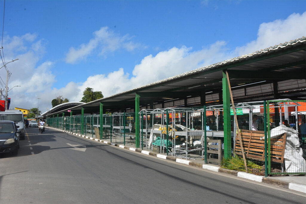 Nova estrutura da feira livre do Tomba é inaugurada