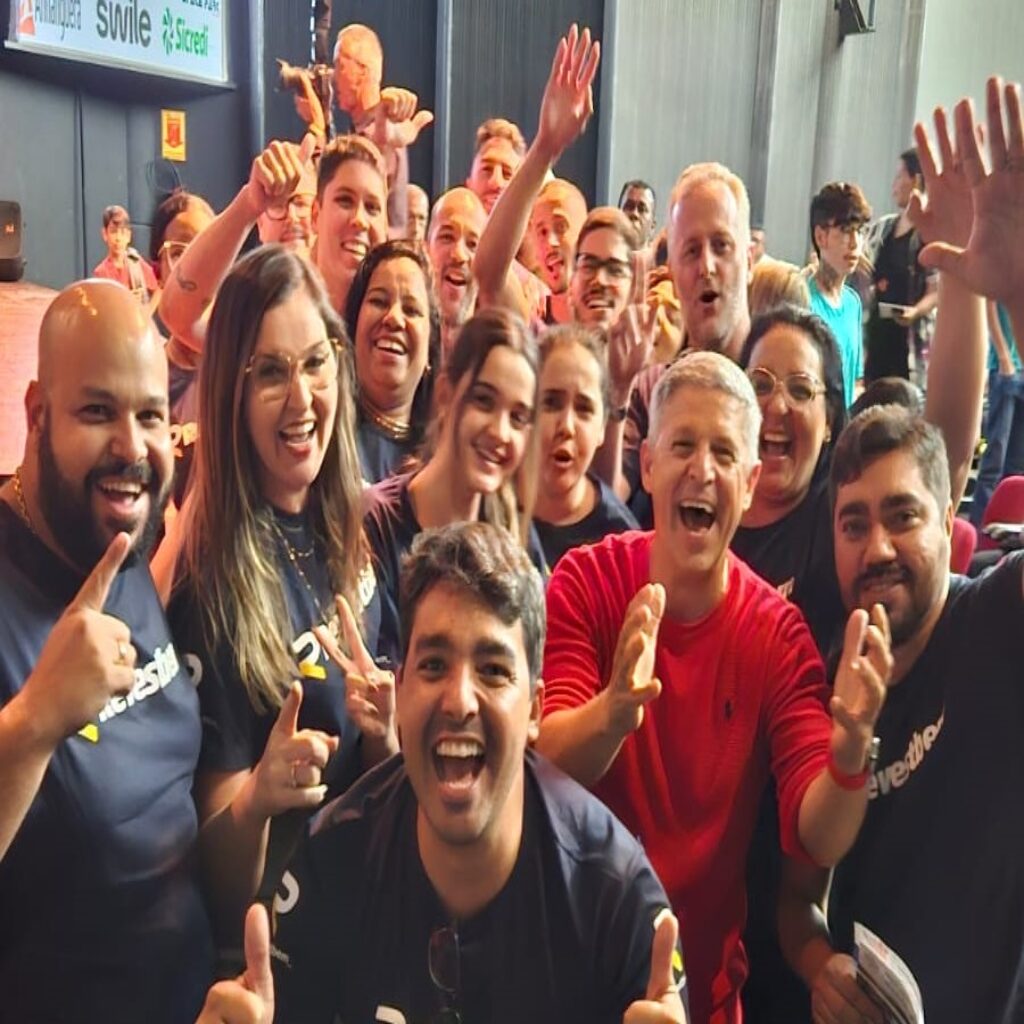 “Como Encantar Clientes”: Palestra da CDL e Sebrae com Erik Penna lota teatro em Feira de Santana
