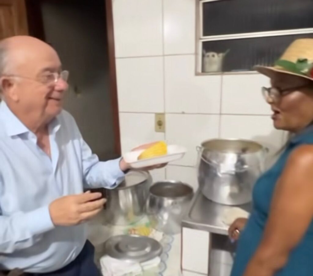 José Ronaldo come milho na casa de moradora durante visita