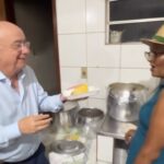 José Ronaldo come milho na casa de moradora durante visita
