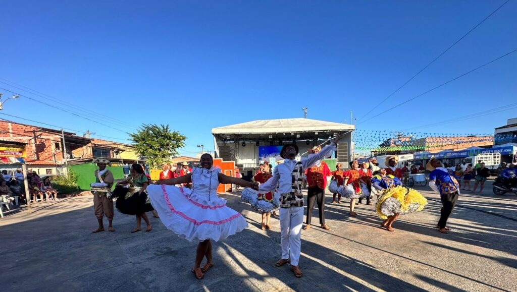 Quadrilhas juninas levam colorido e tradição para Humildes